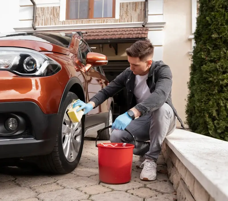Lavage auto à domicile Riaillé : professionnel intervenant sur un véhicule